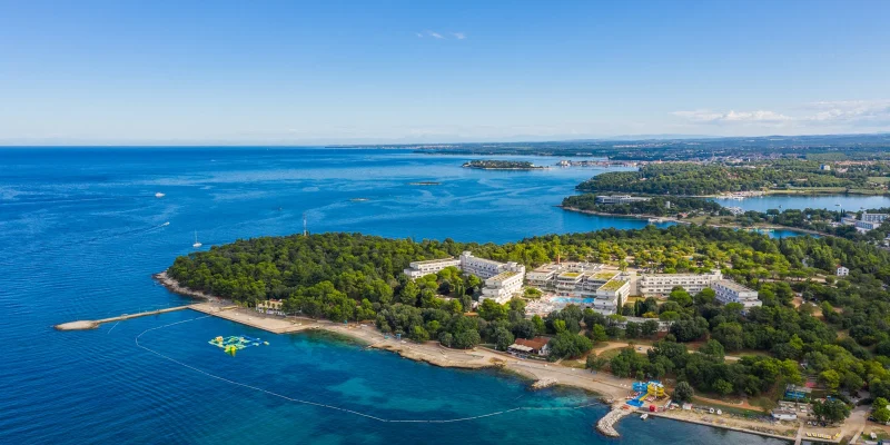 xxxxx_0000_hotel-delfin-plava-laguna-entrance-lanscape-2